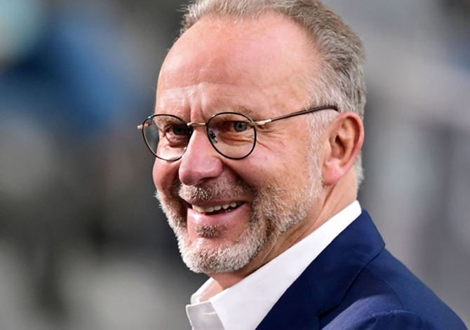 Ein älterer Mann im Anzug und mit Brille als Porträt